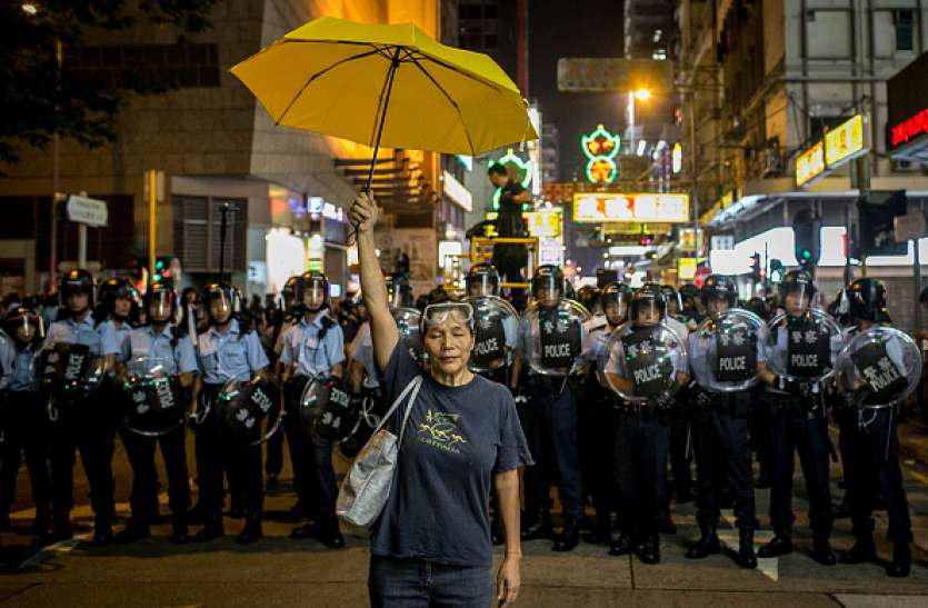 Hong kong Protest लंबे विवाद के बाद आखिरकार झुकी हांगकांग सरकार, रद्द हुआ प्रत्यर्पण बिल