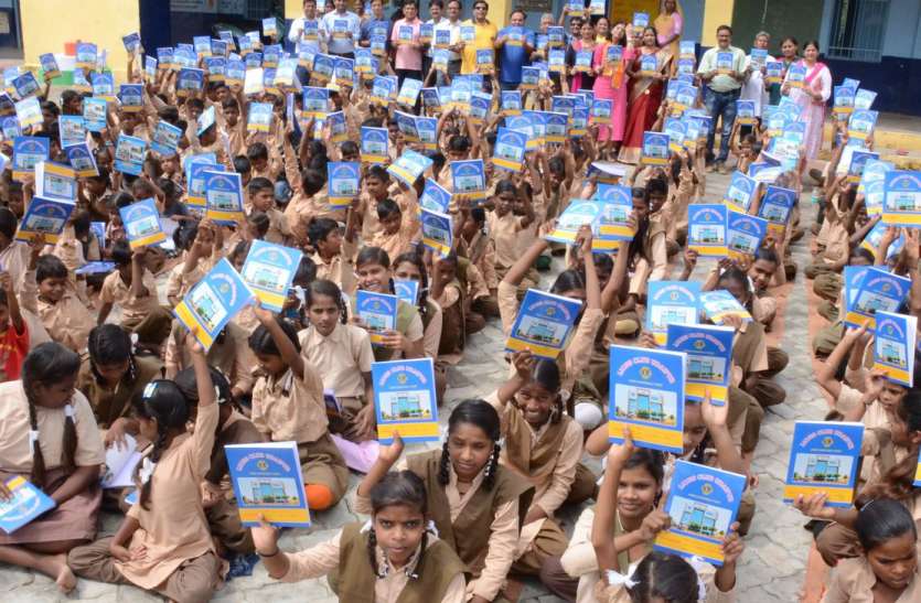 udaipur नोट बुक ही नहीं बांटी इन बच्चों के लिए पीने के पानी की व्यवस्था में भी किया सहयोग