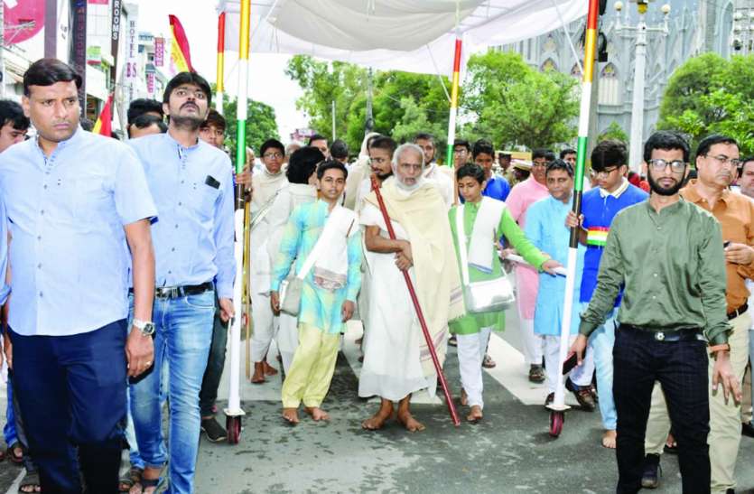 dharma शोभायात्रा के साथ हुआ आचार्य का चातुर्मास प्रवेश