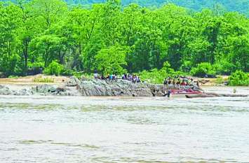 Motorboat stopped in middle in the Indravati river in Chhattisgarh बाजार जा रहे थे गांव वाले अचानक बीच नदी में बंद हो गई मोटरबोट, ग्रामीणों ने एेसे बचाई जान