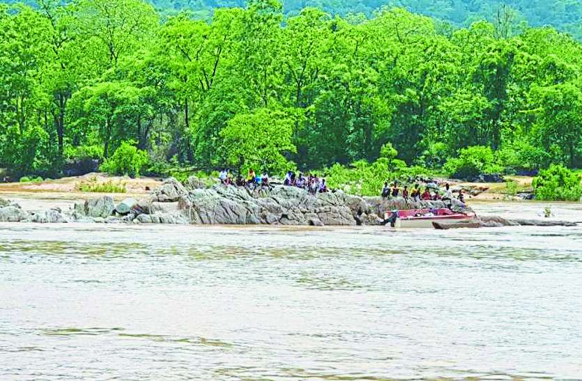 Indravati river बाजार जा रहे थे गांव वाले अचानक बीच नदी में बंद हो गई मोटरबोट, ग्रामीणों ने एेसे बचाई जान