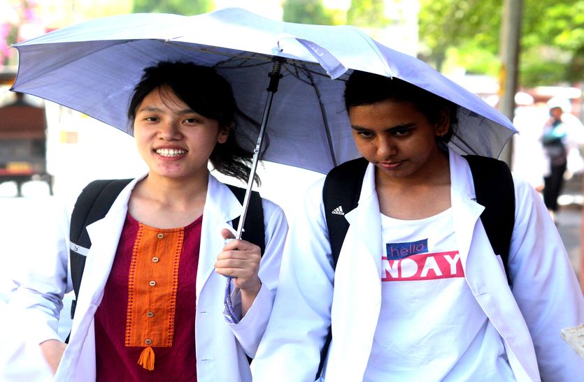 sfs course fees issue College Education: स्टूडेंट्स की जेब काट रहे एसएफएस कोर्स