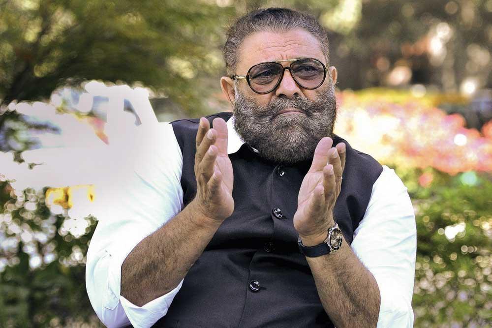Yograj Singh जिस धोनी को युवी बताते हैं खास दोस्त, उन्हीं पर उनके पिता क्यों करते हैं जुबानी हमले