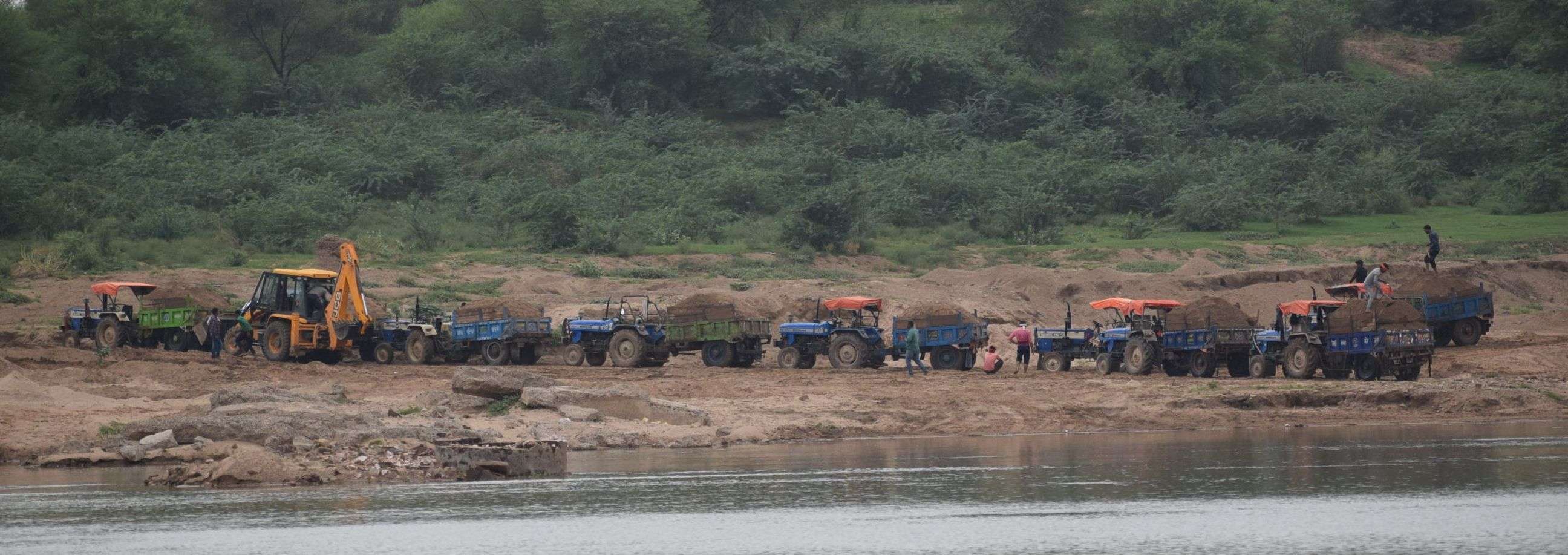 Where there is a Crocodile, illegal gravel mining .. see in pictures Where there is a Crocodile, illegal gravel mining .. see in pictures