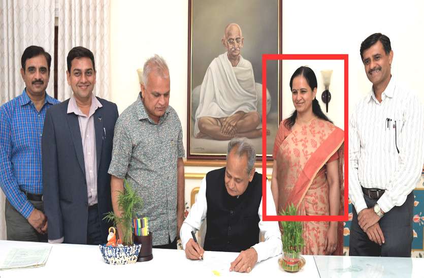 IAS Manju Rajpal, Rajasthan Budget 2019, CM Ashok Gehlot announcements CM गहलोत के साथ फोटो सेशन में एकमात्र महिला IAS अफसर, बजट बनाने में है बड़ा रोल, जानिये कौन हैं ये