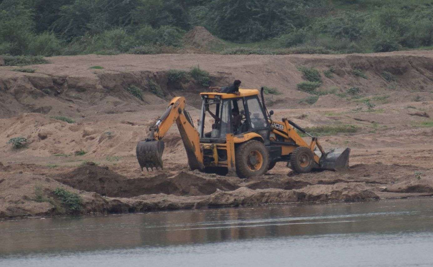 Where there is a Crocodile, illegal gravel mining .. see in pictures Where there is a Crocodile, illegal gravel mining .. see in pictures
