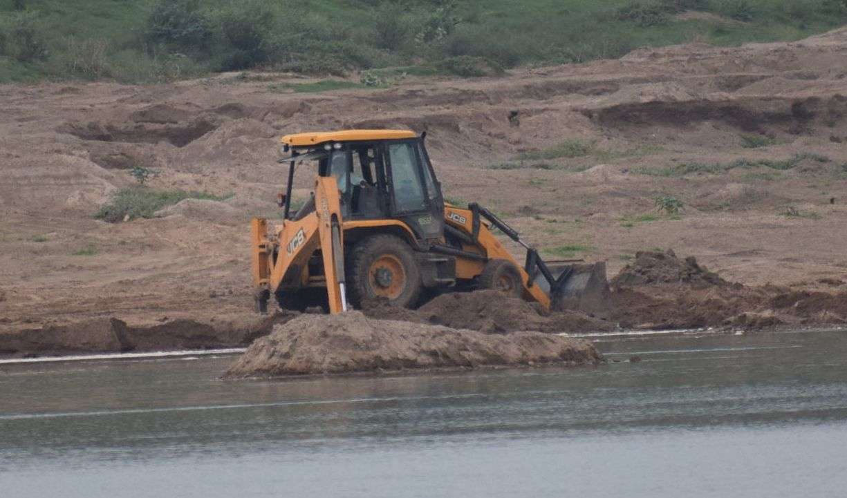 Where there is a Crocodile, illegal gravel mining .. see in pictures Where there is a Crocodile, illegal gravel mining .. see in pictures
