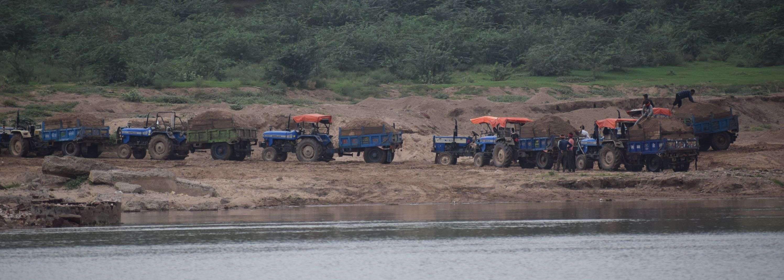 Where there is a Crocodile, illegal gravel mining .. see in pictures Where there is a Crocodile, illegal gravel mining .. see in pictures