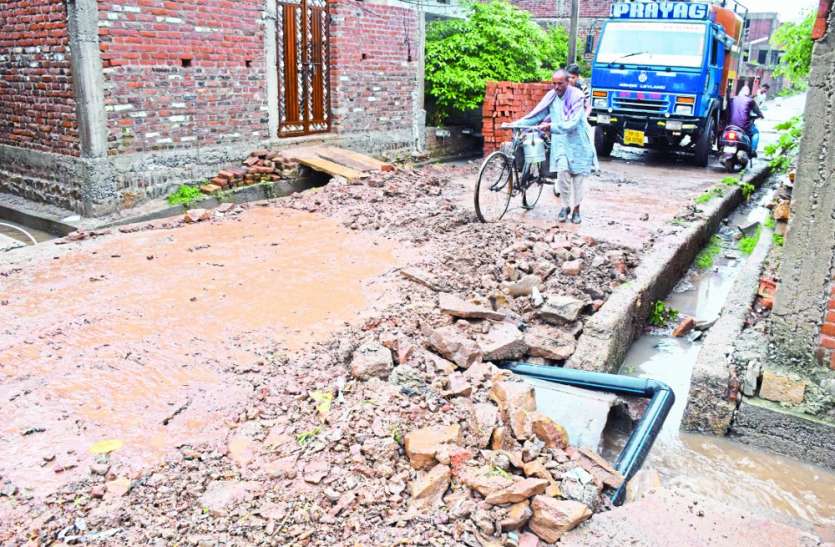 sewer contractor dug the road without notice sewer line project in mp सीवर ठेकेदार ने बिना सूचना दिए खोद दी सड़क, पूरी कॉलोनी बनी रही बंधक