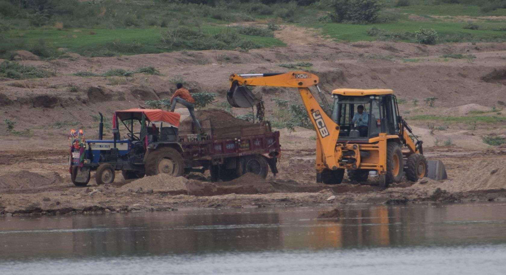 Where there is a Crocodile, illegal gravel mining .. see in pictures Where there is a Crocodile, illegal gravel mining .. see in pictures