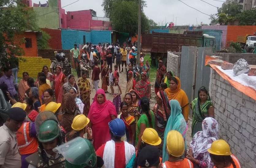 indore VIDEO : डायमंड कॉलोनी से अवैध निर्माण हटाने पहुंची निगम की टीम, महिलाओं ने किया पथराव