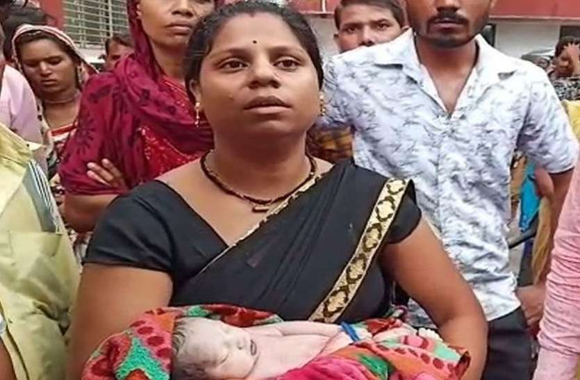 indore डिलीवरी होते ही खून से लथपथ बच्चा परिजन को सौंप एमवायएच किया रैफर, रास्ते में हो गई मौत