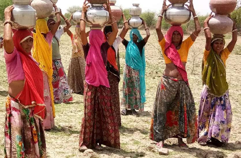 bastee mein nahin pahunch raha tainkar jalaapoorti ko taras rahen graa बस्ती में नहीं पहुंच रहा टैंकर जलापूर्ति को तरस रहें ग्रामीण