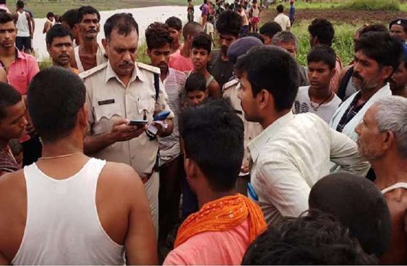 boat submerged in lakhisarai किऊल नदी में ओवरलोड नाव डूबी, पांच लापता, दो शव बरामद