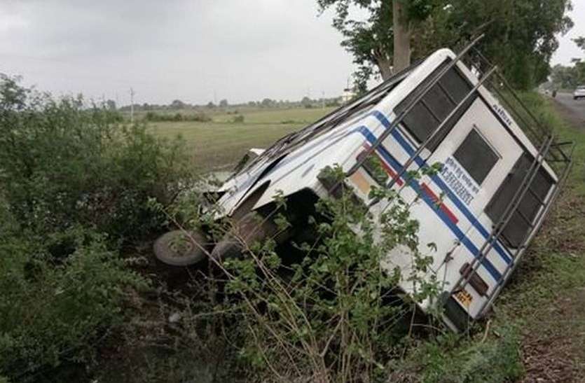 bus accident अनियंत्रित बस बस गड्ढ़े में गिरी