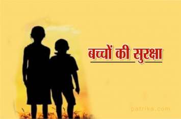 School bus Neemuch फोरलेन पर बच्चों से भरा स्कूल वाहन छोड़कर फरार हो गया चालक