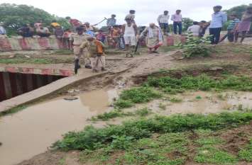 rain in chitrakoot बारिश से इलाकों में भीषण जलभराव, सूखे पाठा में छोटी नदियां उफान पर