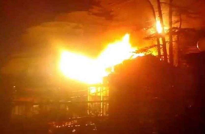 Fire in Gas Cylinder in House : तहसील के गांव गिनड़़ी टिब्बा में तीन जुलाई की शाम खाना बनाते समय सिलेंडर फटने से झुलसे पति-पत्नी व बेटे की मौत हो गई। सिलेंडर फटने से पति-पत्नी व बेटे की दर्दनाक मौत, परिवार में अकेली बची 8 साल की बेटी का रो-रोकर बुरा हाल