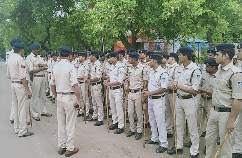 police अवैध बाजार हटाने में जुटी भारी पुलिस बल, विरोध में उतरे भाजपा विधायक