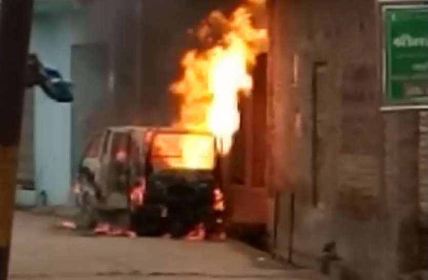 fire Illegal Gas Refilling: अवैध रूप से मारूति वैन मेें की जा रही थी गैस रिफलिंग, अचानक हुआ ऐसा कि मच गई भगदड़, देखें वीडियो