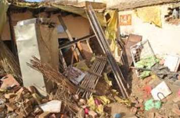 One died and one injured due to falling houses in heavy rain तीन दिन से लगातार हो रही बारिश में कच्चा मकान गिरा, पत्नी की मौत, पति की हालत गंभीर