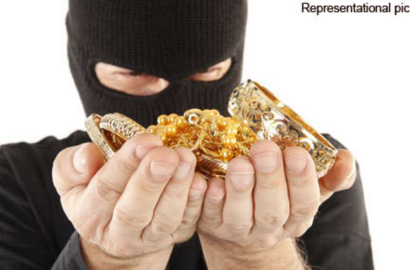 300 gram gold ornaments stolen in the name of setting up a shop दुकान लगाने के बहाने 300 ग्राम सोने के आभूषण लेकर फरार