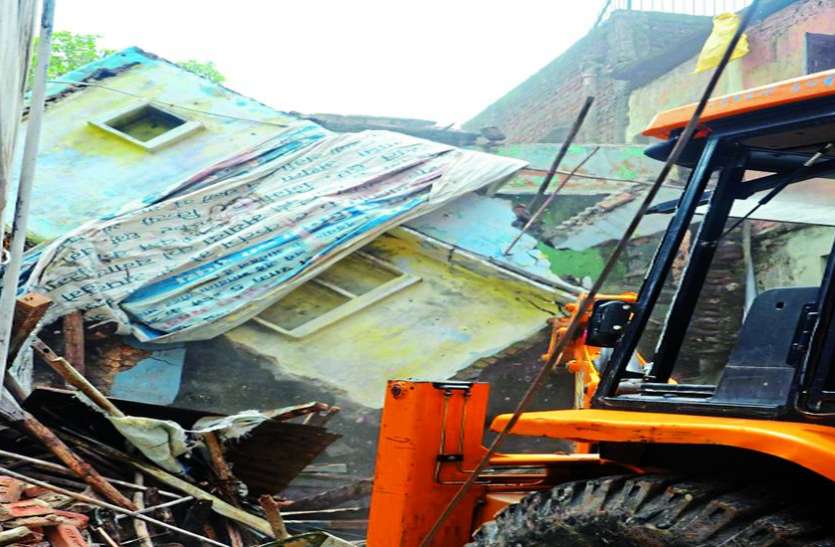 indore मंत्री जयवर्धन सिंह ने की जिसे गिराने की सिफारिश रेशमवाला लेन का वह मकान नगर निगम ने ढहाया