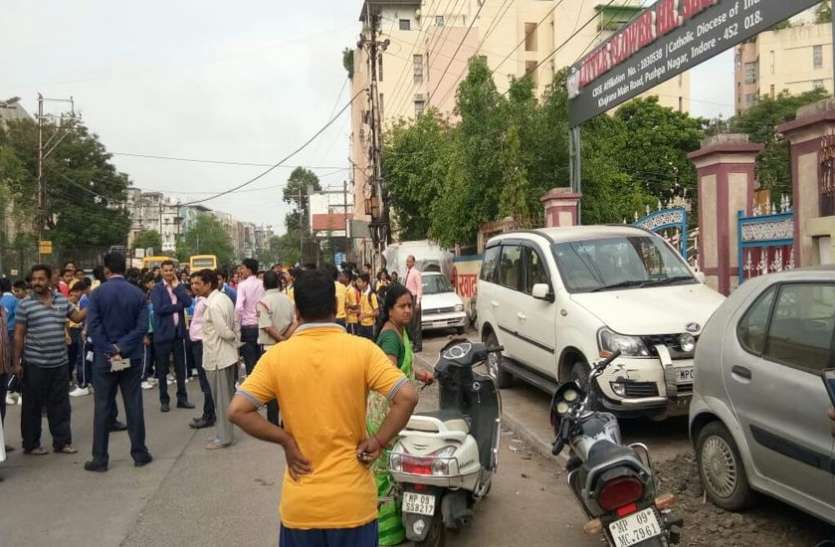 indore पार्किंग मुक्त करने के लिए सड़क पर उतरे स्कूल स्टुडेंट्स