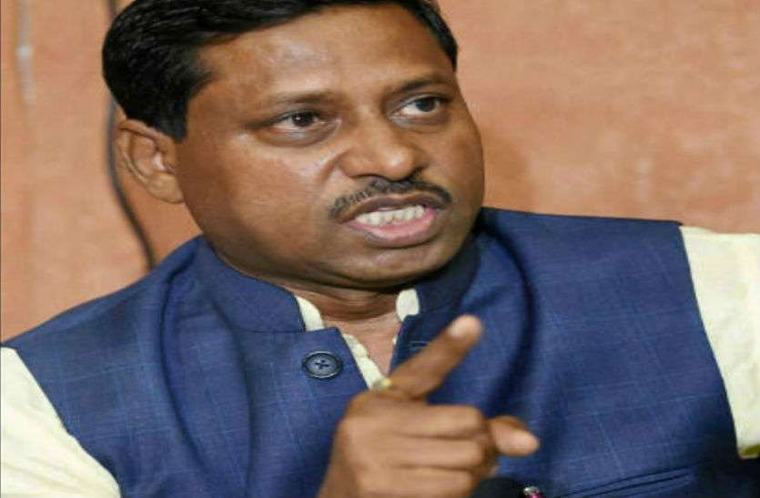 SC commission chairman Ram shankar BIG NEWS: भाजपा सांसद डॉ. रामशंकर कठेरिया के दो सुरक्षाकर्मी गिरफ्तार, सांसद के खिलाफ चल रही जांच