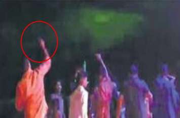 Young man injured in firing during dance on DJ in Shamli तमंचे पे डिस्कोः DJ पर डांस के दौरान एक युवक सीने में धंसी गोली, मचा हाहाकार, देखें वीडियो