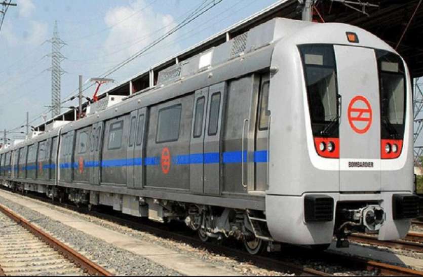 delhi metro दिल्ली हाईकोर्ट ने मेट्रो में महिलाओं के फ्री सफर के खिलाफ PIL किया खारिज, याची पर ठोका जुर्माना
