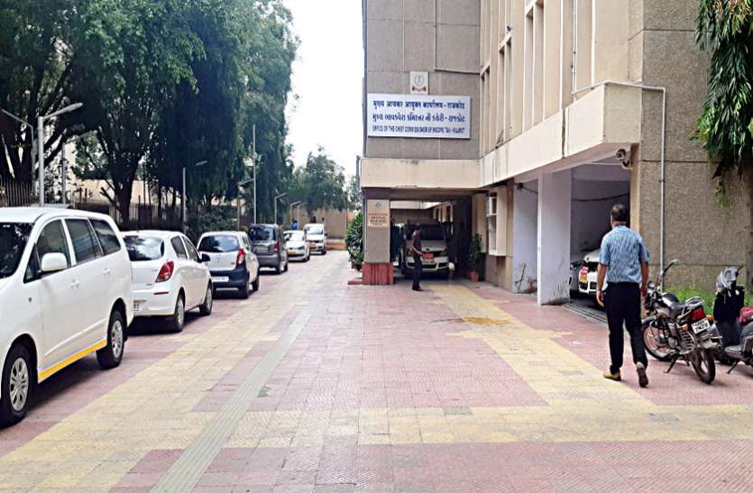Income tax officer caught while taking Rs. 30,000 bribe आयकर अधिकारी को 30 हजार रुपए की रिश्वत लेते पकड़ा