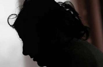 Neighbor rape woman, victim accused on police to deported from police VIDEO: घर में अकेला देख रिश्ते में भतीजे ने महिला के साथ किया रेप, थाने गई पीड़िता को पुलिस ने भगाया