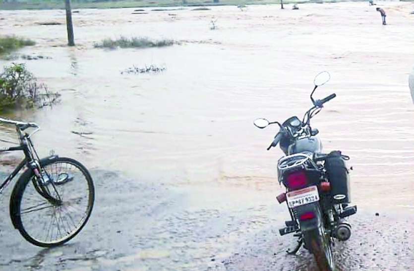 Life-threatening rain नदी में रपटा डूबा, रामबाग-बरगड़ मार्ग अवरुद्ध, नाली के ऊपर पानी बह रहा