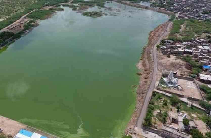 encroachment in sundelav pond area jalore इतना बड़ा था जालोर का सुंदेलाव तालाब, और अब रह गया इतना...