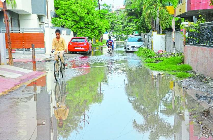 indore गुमास्ता नगर में नर्मदा पाइप लाइन फूटी,सड़क पर व्यर्थ बह रहा पानी