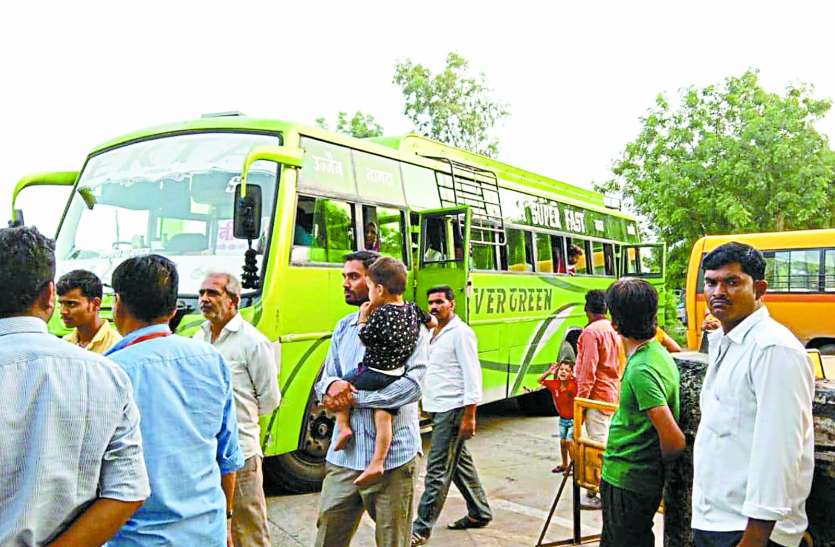 patrika बस सड़क पर खड़ी कर लगाया जाम, टोल वसूली पर सख्त कंपनी
