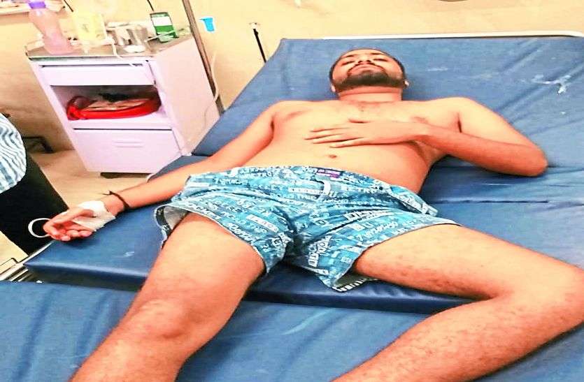 जिला अस्पताल में भर्ती युवक। खेल मैदान के बाहर टूट कर गिरा विद्युत तार, करंट से युवक झुलसा