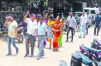 प्रस्ताव को लेकर कलक्ट्रेट में आते पार्षद। प्रस्ताव को लेकर कलक्ट्रेट में आते पार्षद।