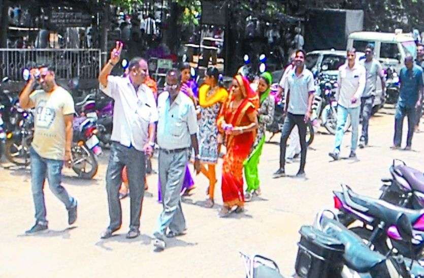 प्रस्ताव को लेकर कलक्ट्रेट में आते पार्षद। सभापति के खिलाफ लामबंद हुए पार्षद, बीजेपी व कांग्रेस के पार्षद पहुंचे कलक्ट्रेट