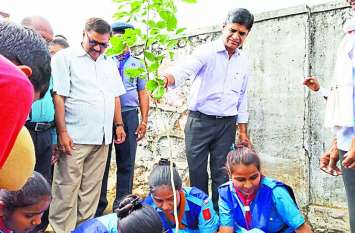 पौधारोपण करते जिला कलक्टर। पौधारोपण करते जिला कलक्टर।