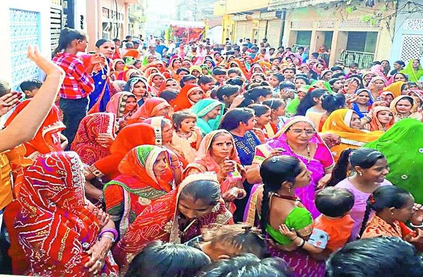 रथयात्रा में शामिल समाज के लोग। मदनमोहन के गूंजे जयकारे