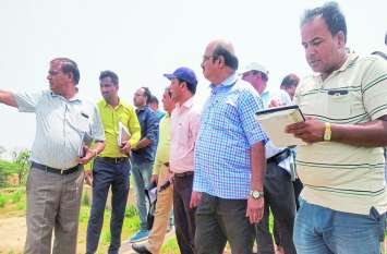 अधिकारी अरविन्द नौटियाल एवं दल। अधिकारी अरविन्द नौटियाल एवं दल।