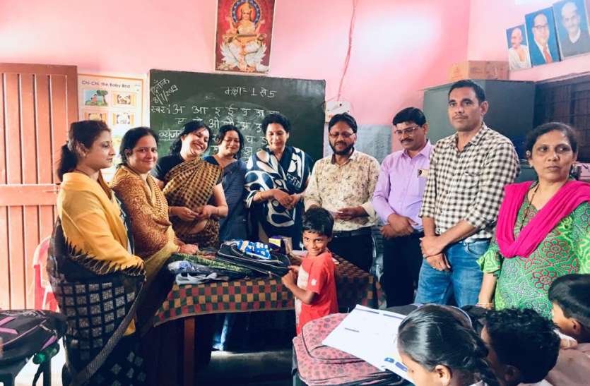 seoni शासकीय शाला के बच्चों को महिला समिति ने बांटे बेग, कॉपी, पेन