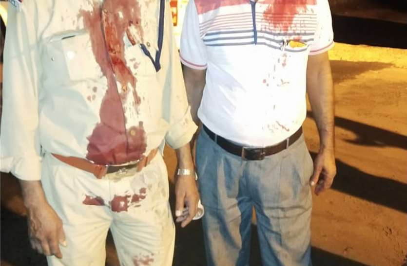 dominoed attack on security guards three injured सुरक्षा गार्डों पर नकाबपोशों ने किया हमला, तीन घायल