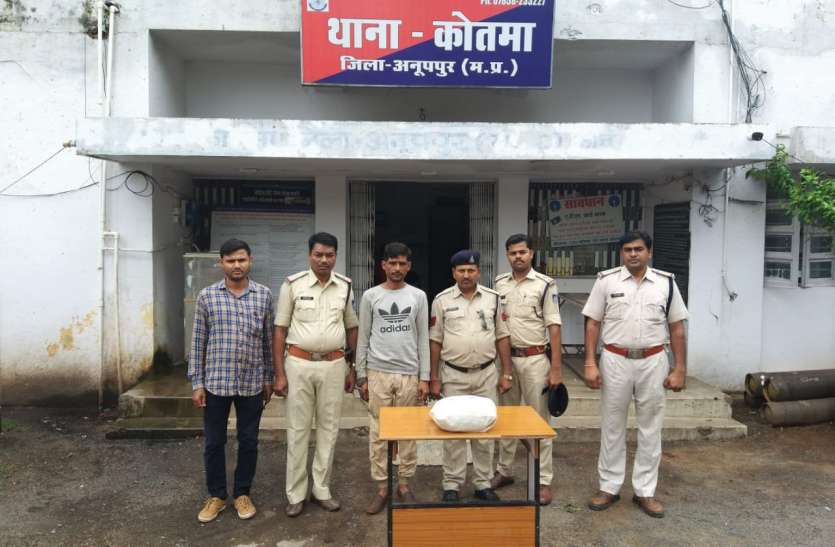 Accused Arrested with 2 kg of Hemp दो किलो गांजा के साथ आरोपी गिरफ्तार, पुलिस ने इस तरह पकड़ा