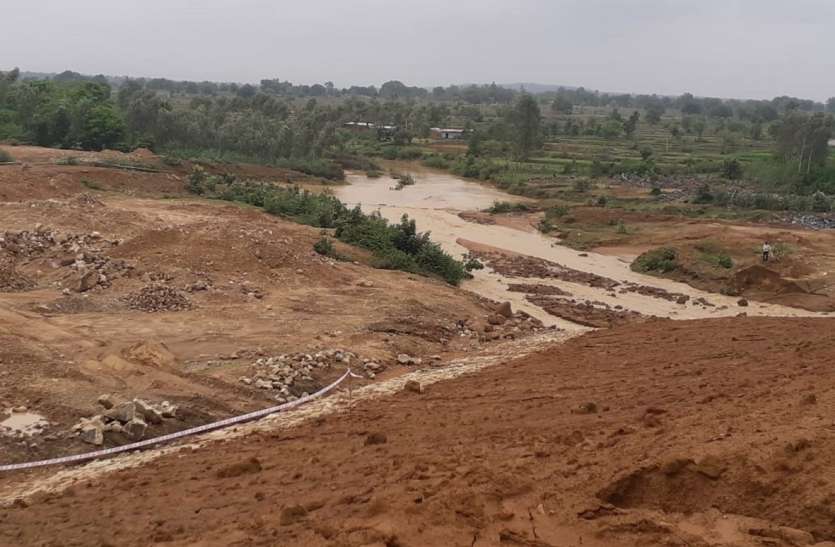 Broken edge of the under construction dam of 26 crores 26 करोड़ के निर्माणाधीन बांध का फूटा किनारा, सैकड़ों किसानों के खेत जलमग्न