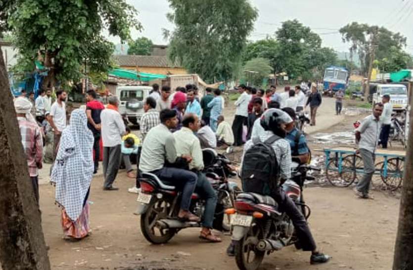 Child death Do not get treatment on time समय पर उपचार नहीं मिलने से बच्चे की मौत, आक्रोशित परिजनों ने हाइवे पर किया चकाजाम