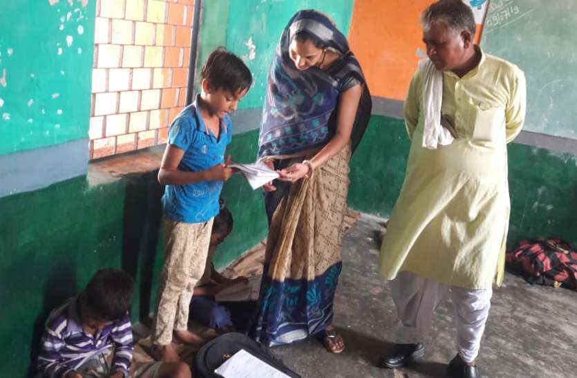 sheopur जिपं अध्यक्ष ने पढ़वाई किताब, 8वीं का छात्र नहीं पढ़ सका हिंदी