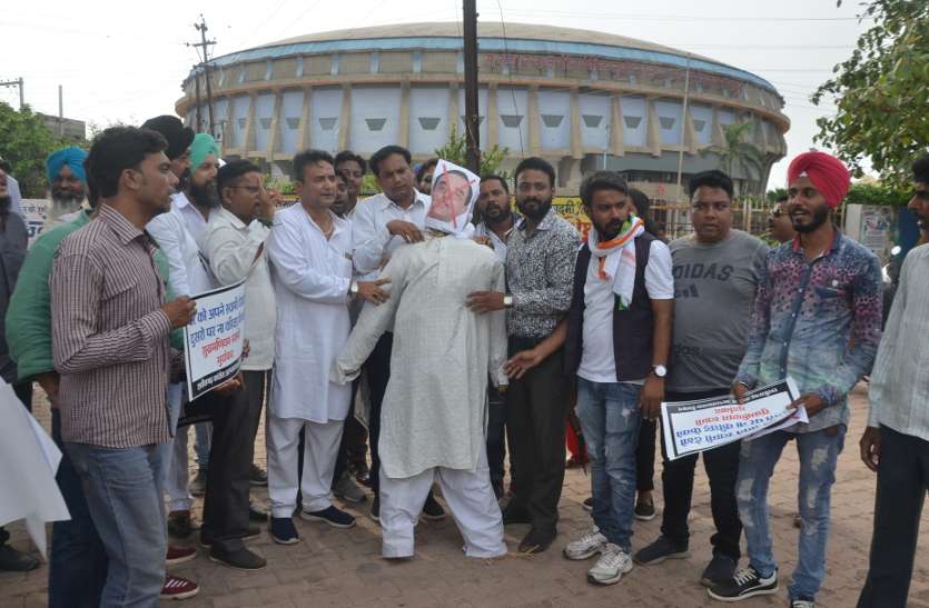 Congress protest in raipur सुब्रमण्यम स्वामी के विवादित टिप्पणी पर कांग्रेस अल्पसंख्यक विभाग ने किया पुतला दहन